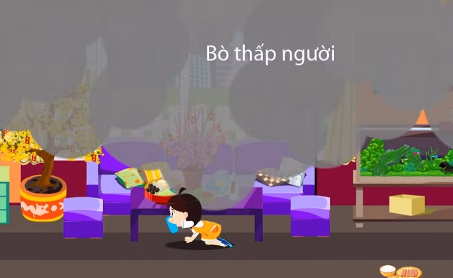 Phải tuân thủ nguyên tắc cúi thấp người khi di chuyển vì khói luôn bay lên cao. Đôi lúc, cần bò dưới sàn nếu lượng khói tập trung nhiều, để tránh ngạt rồi thoát ra ngoài. 