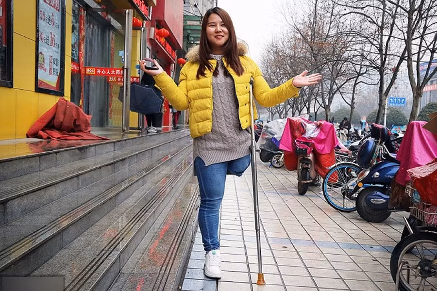 Nỗ lực đáng ngưỡng mộ của cô gái tật nguyền