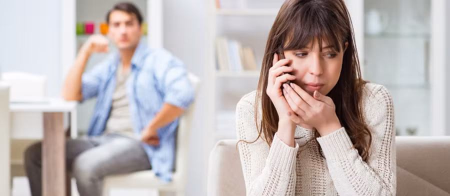 Cô ấy cài mật khẩu vào điện thoại và không nhận cuộc gọi trước mặt đối tác. (Ảnh: ITN).
