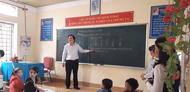  Bộ trưởng Phùng Xuân Nhạ kiểm tra kiến thức của học sinh con em đồng bào dân tộc thiểu số vùng biên giới Việt - Lào. Ảnh Minh Thịnh