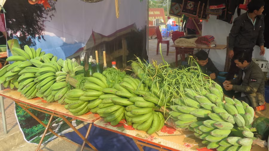 Nhiều sản vật như: Chuối, đậu xanh, bí xanh, mật ong...được nhân dân mang đến trưng bày