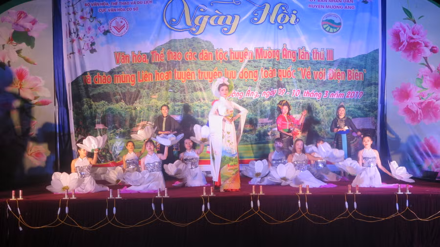 Các thiếu nữ đại diện cho đồng bào các dân tộc thiểu số trong hội thi trang phục truyền thống