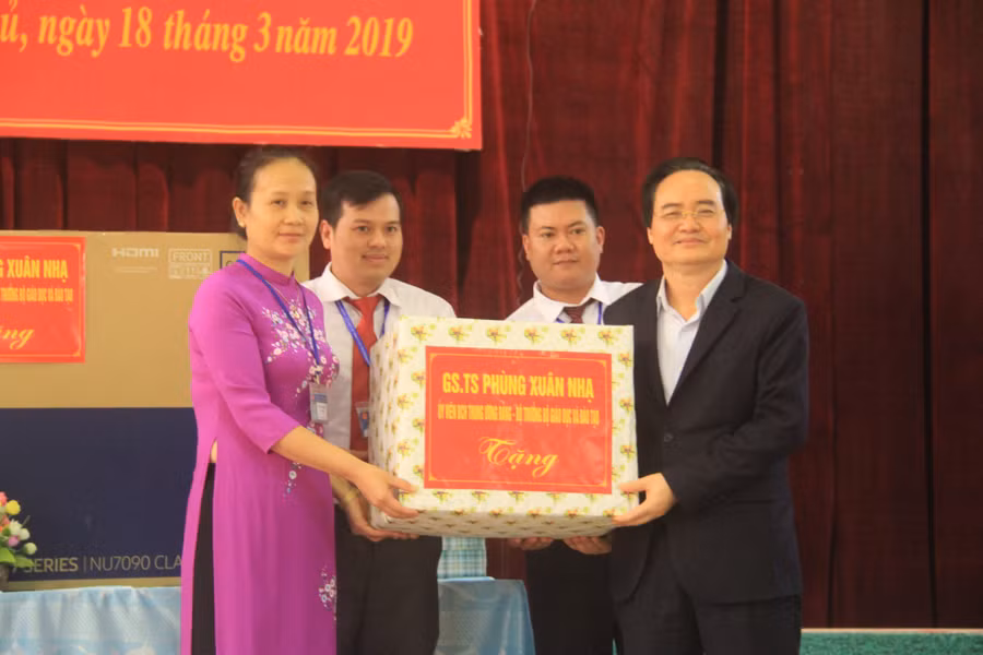 Bộ trưởng Phùng Xuân Nhạ tặng quà cho thầy trò trường THPT Dân tộc nội trú tỉnh Điện Biên Bộ trưởng Phùng Xuân Nhạ tặng quà cho thầy trò trường THPT Dân tộc nội trú tỉnh Điện Biên