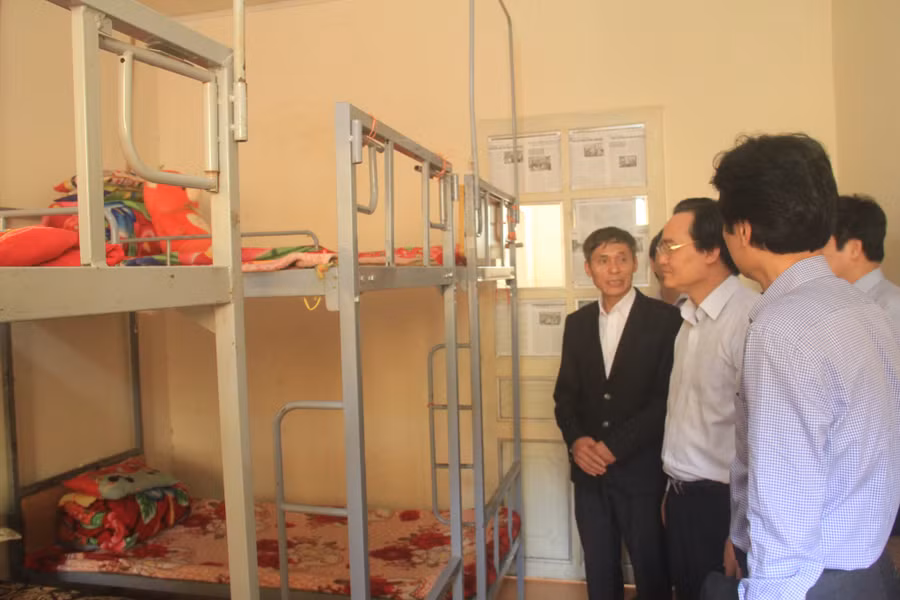Bộ trưởng Phùng Xuân Nhạ thăm nơi ăn nghỉ của học sinh nội trú Bộ trưởng Phùng Xuân Nhạ thăm nơi ăn nghỉ của học sinh nội trú