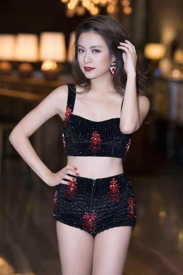 Định hướng xây dựng hình tượng theo phong cách quyến rũ nên Hoàng Thùy Linh thường lựa chọn trang phục vừa gợi cảm nhưng cực kì năng động.