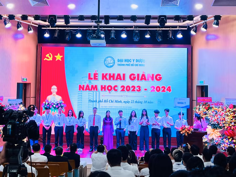 Trưởng Khoa Y truyền đi thông điệp và mục tiêu đào tạo của mình đến các tân sinh viên. Trưởng Khoa Y truyền đi thông điệp và mục tiêu đào tạo của mình đến các tân sinh viên.