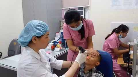 hang nghin me chia se thoi sap ong vao tai de chua viem tai giua, bac si giat minh! - 2