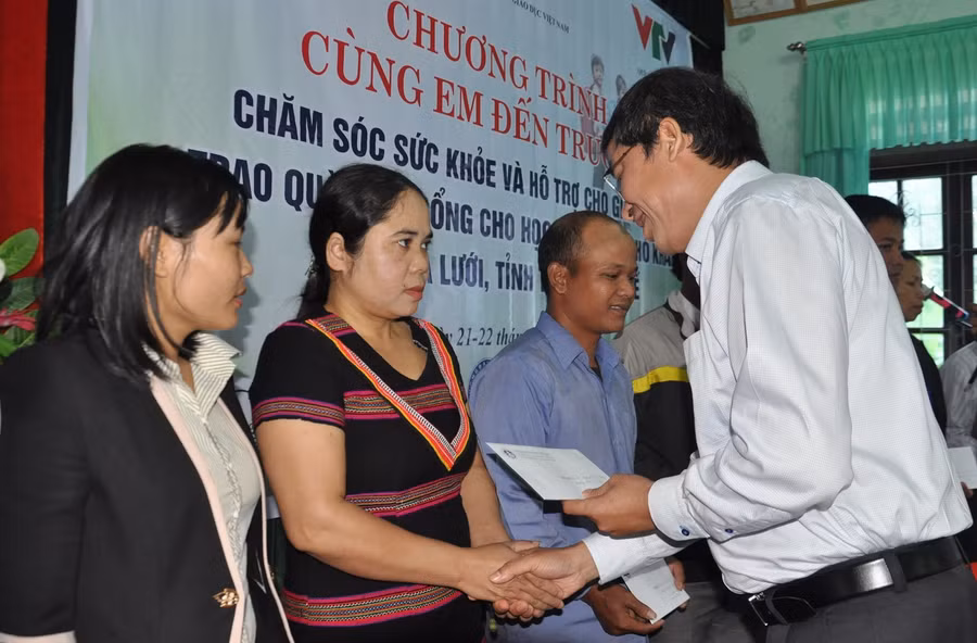 Những suất quà được Đoàn công tác trao tận tay cho thầy cô giáo, học sinh.
