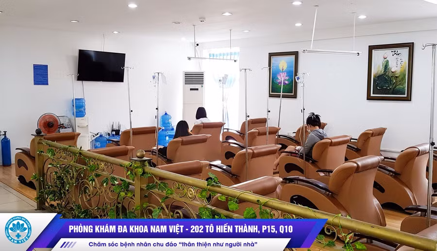 Người bệnh không phải chen lấn, xếp hàng chờ đợi