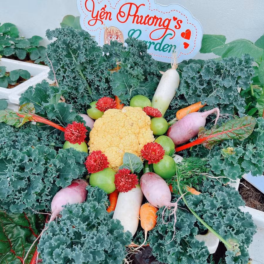 Súp lơ màu vàng với rau củ kết hợp cùng lá kale, táo thái, củ cải, cà rốt.