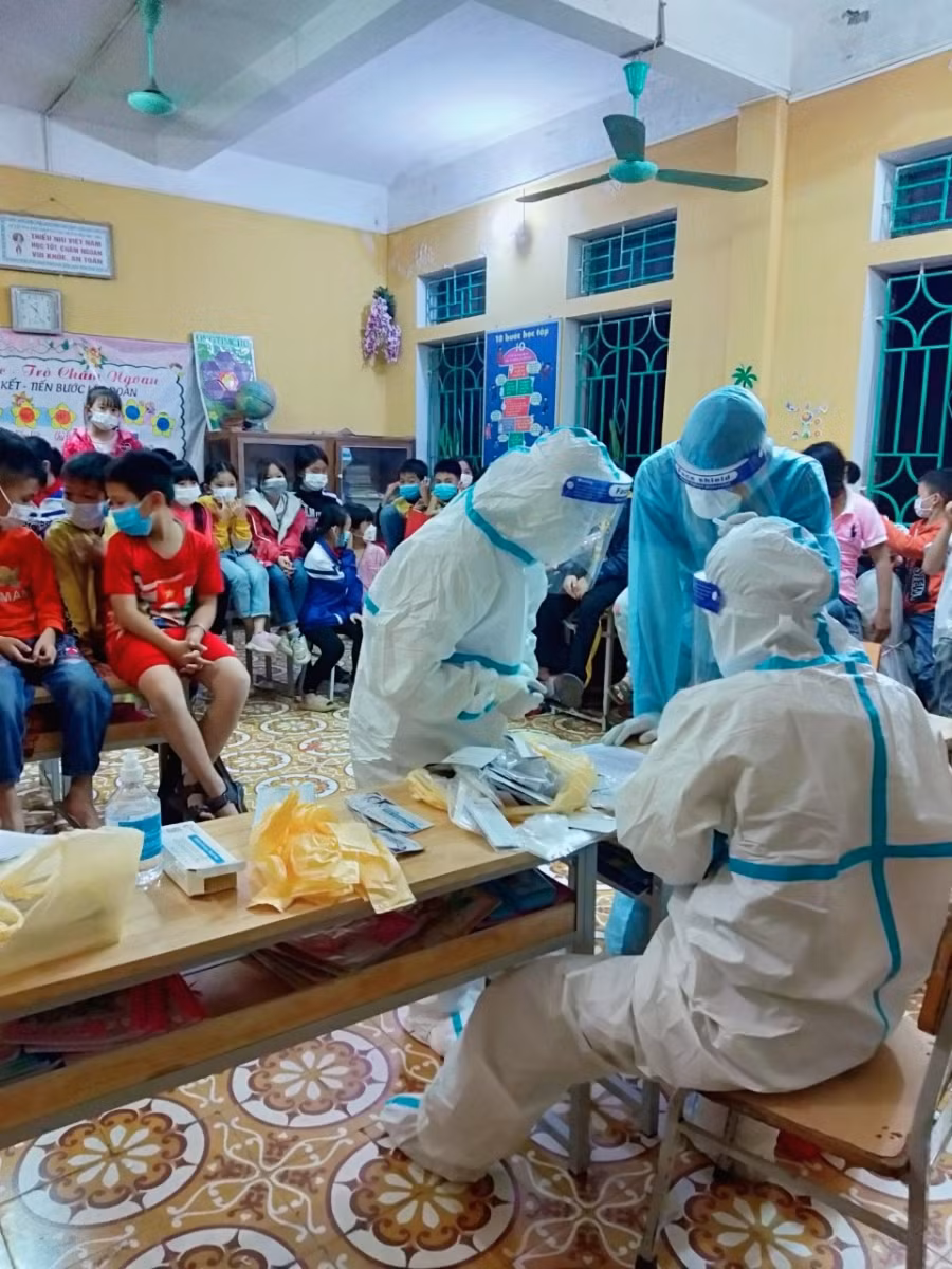 Lực lượng y tế và các ngành chức năng đã có mặt tại trường để lấy mẫu xét nghiệm cho các em học sinh trong tối 25/10. Ảnh: Ảnh: L.Toàn.