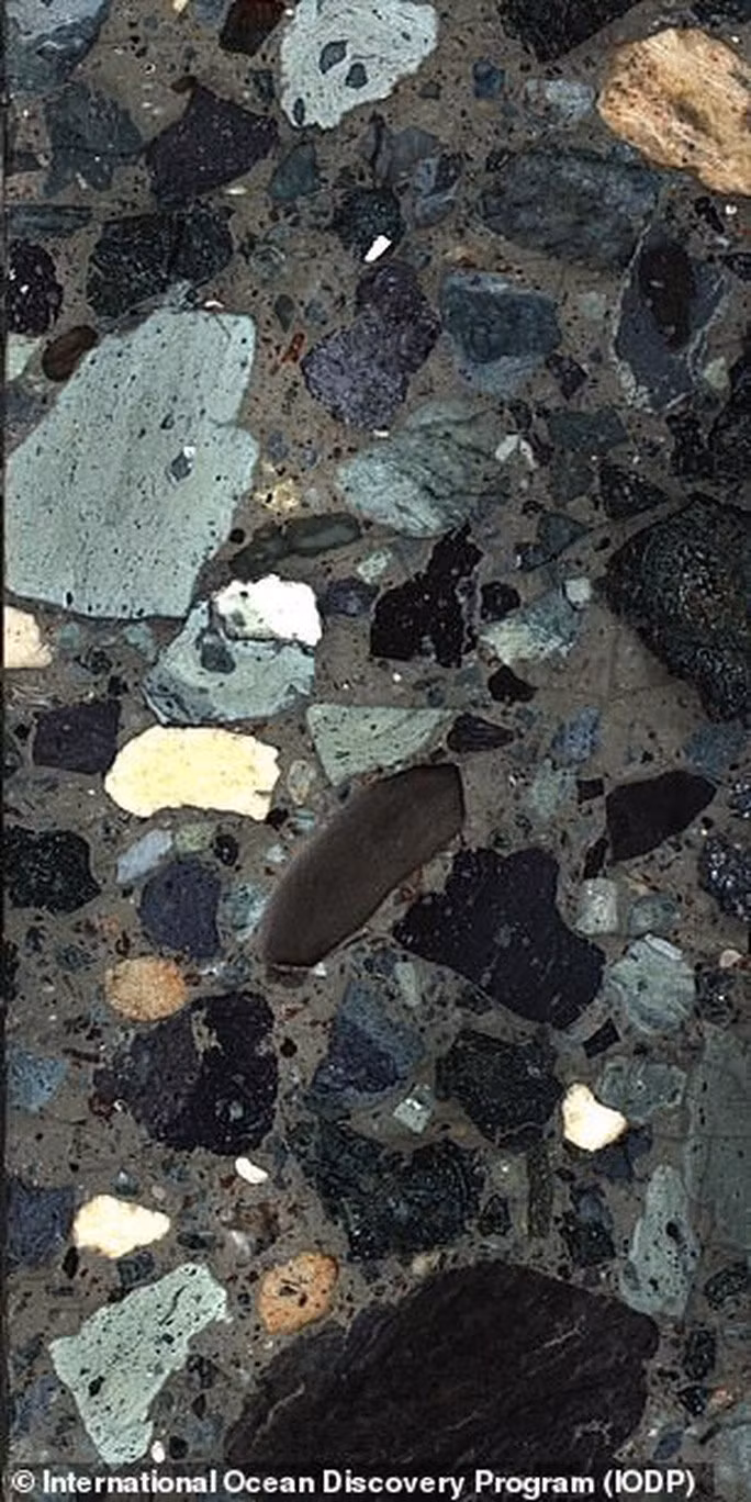 Các khoáng vật bị ghim chặt nhanh chóng xuống đáy hố, hé lộ nhiều thông tin - ảnh: IODP