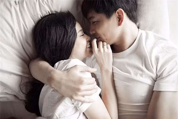 Tôi nhanh chóng bị anh hạ gục và nhận lời yêu sau đó chỉ 1 tháng. (Ảnh minh hoạ).