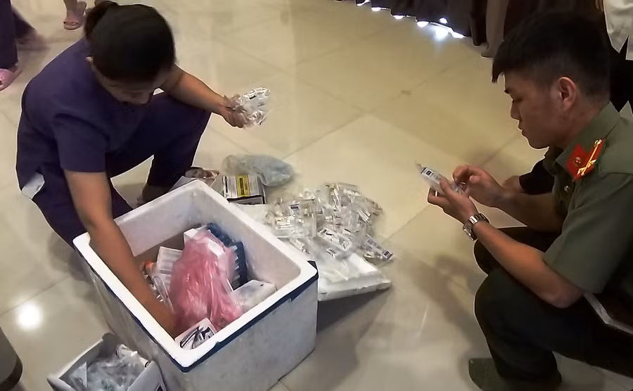 Lực lượng chức năng phát hiện nhiều loại thuốc, dung dịch chưa rõ nhãn mác tại cơ sở. 