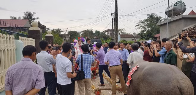 Màn rước dâu dân dã khiến những người chứng kiến vô cùng thích thú.