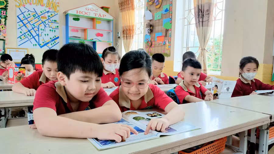 Học sinh Trường Tiểu học Chu văn An - TP Nam Định trong một giờ học trên lớp.
