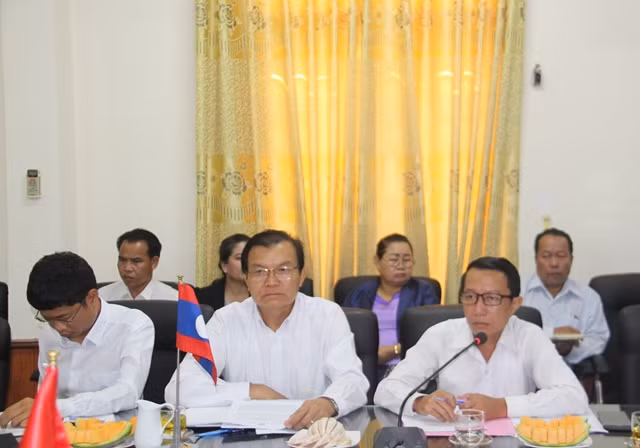 Ông Sỉ Hay Kẻo Kay Thìn, Giám đốc Sở Giáo dục và Thể thao tỉnh Khăm Muộn. Ông Sỉ Hay Kẻo Kay Thìn, Giám đốc Sở Giáo dục và Thể thao tỉnh Khăm Muộn.