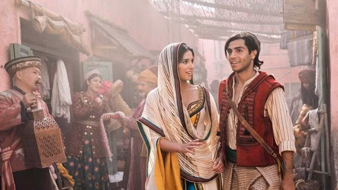 Naomi Scott và bạn diễn Mena Massoud trong Aladdin. Naomi Scott và bạn diễn Mena Massoud trong Aladdin.