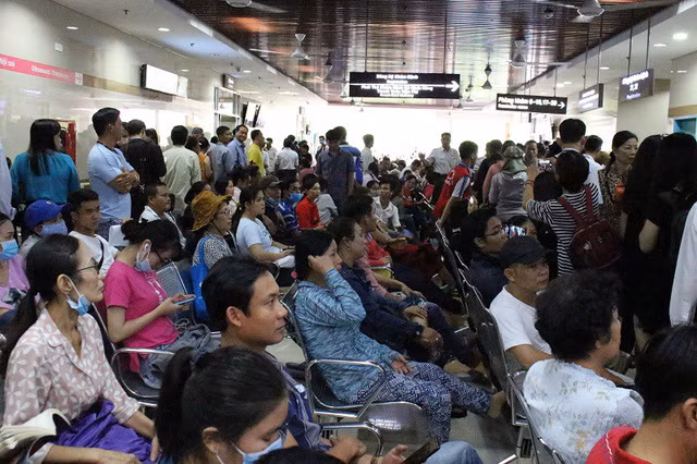 Quá tải bệnh nhân tại các bệnh viện khiến các y bác sĩ lao động trong môi trường căng thẳng