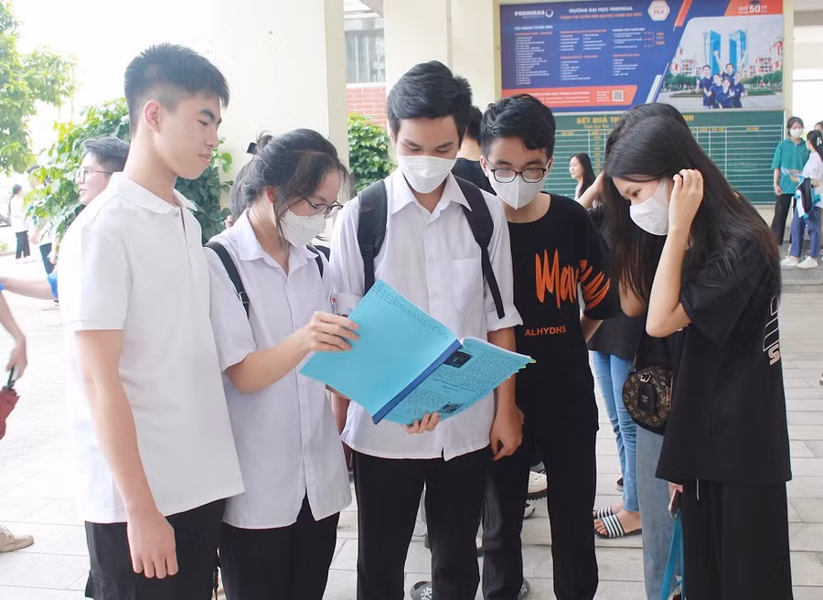 Thí sinh tại điểm thi trường THPT Chuyên Thái Nguyên trao đổi bài trước khi vào phòng thi.