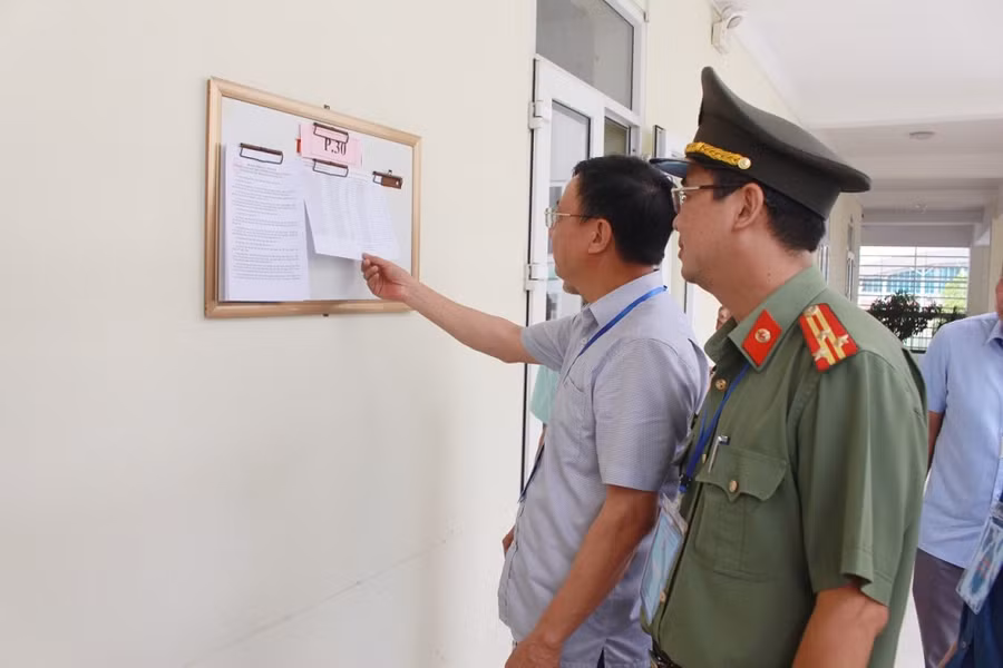Phó Chủ tịch Thường trực UBND tỉnh Thái Nguyên Đặng Xuân Trường kiểm tra cơ sở vật chất tại các điểm thi. Phó Chủ tịch Thường trực UBND tỉnh Thái Nguyên Đặng Xuân Trường kiểm tra cơ sở vật chất tại các điểm thi.