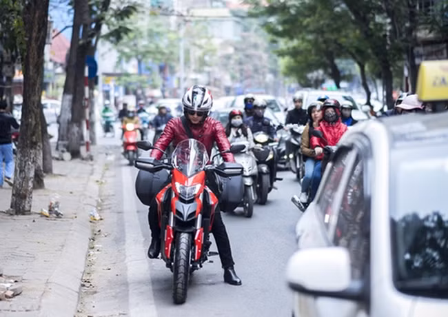 Choáng với cuộc sống giàu sang và thú chơi mô tô bạc tỷ của Hồng Đăng “Người phán xử” ảnh 2 Empty