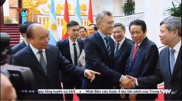 Dân mạng chao đảo "Hà Dĩ Thâm" phiên bản đời thực bên cạnh Tổng thống Argentina ảnh 3 Xuất hiện