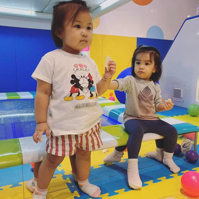 Lần đầu về Việt Nam, con gái Lam Trường bất ngờ bám dính lấy người đàn ông chứ không phải bố - Ảnh 5. Lần đầu về Việt Nam, con gái Lam Trường bất ngờ bám dính lấy người đàn ông chứ không phải bố - Ảnh 5.
