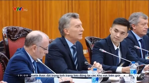 Dân mạng chao đảo "Hà Dĩ Thâm" phiên bản đời thực bên cạnh Tổng thống Argentina ảnh 7 Xuất hiện