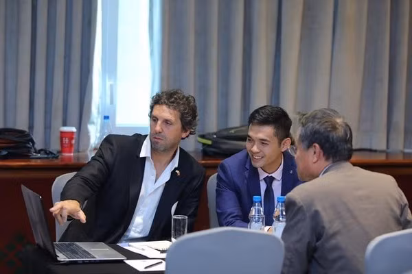 Dân mạng chao đảo "Hà Dĩ Thâm" phiên bản đời thực bên cạnh Tổng thống Argentina ảnh 8 Xuất hiện