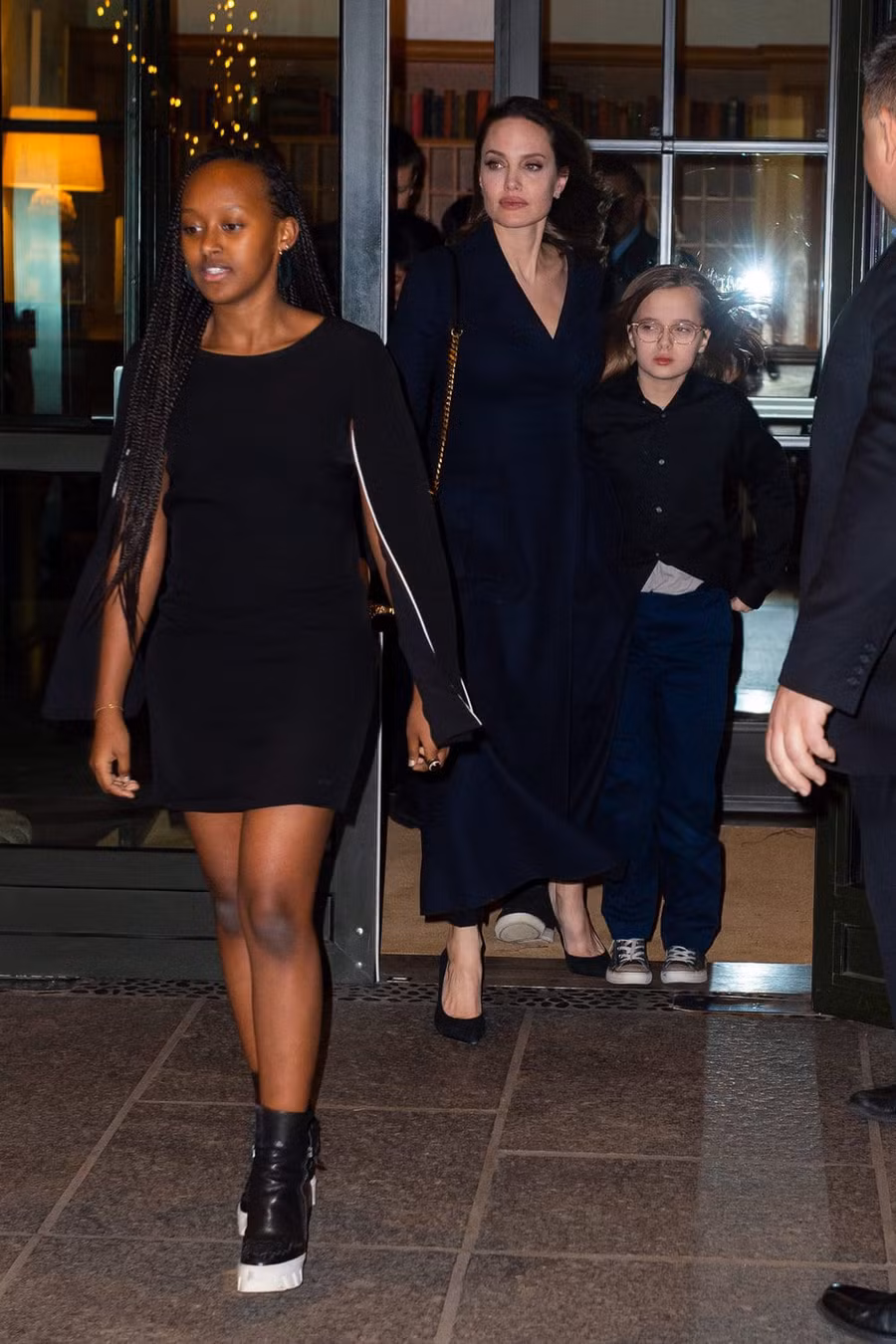 Khung cảnh hiếm hoi: Angelina Jolie đưa cả 6 đứa con đi dự sự kiện và dàn nhóc tỳ xưa kia giờ đã lớn lắm rồi! - Ảnh 5. Khung cảnh hiếm hoi: Angelina Jolie đưa cả 6 đứa con đi dự sự kiện và dàn nhóc tỳ xưa kia giờ đã lớn lắm rồi! - Ảnh 5.
