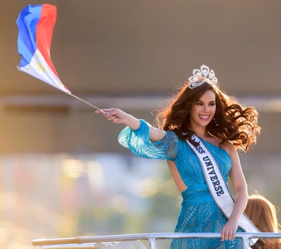 Đang diễu hành, Hoa hậu Hoàn vũ 2018 Catriona Gray làm vỡ vương miện 6 tỷ đồng