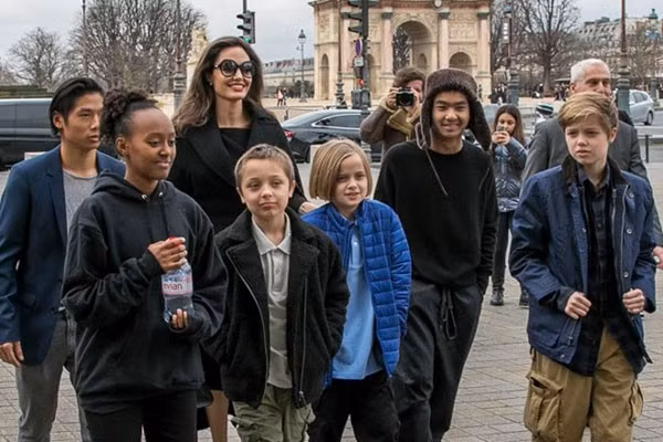 Khung cảnh hiếm hoi: Angelina Jolie đưa cả 6 đứa con đi dự sự kiện và dàn nhóc tỳ xưa kia giờ đã lớn lắm rồi! - Ảnh 12. Khung cảnh hiếm hoi: Angelina Jolie đưa cả 6 đứa con đi dự sự kiện và dàn nhóc tỳ xưa kia giờ đã lớn lắm rồi! - Ảnh 12.