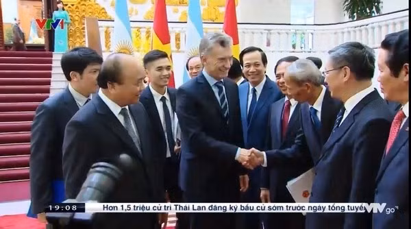 Dân mạng chao đảo "Hà Dĩ Thâm" phiên bản đời thực bên cạnh Tổng thống Argentina ảnh 1 Xuất hiện