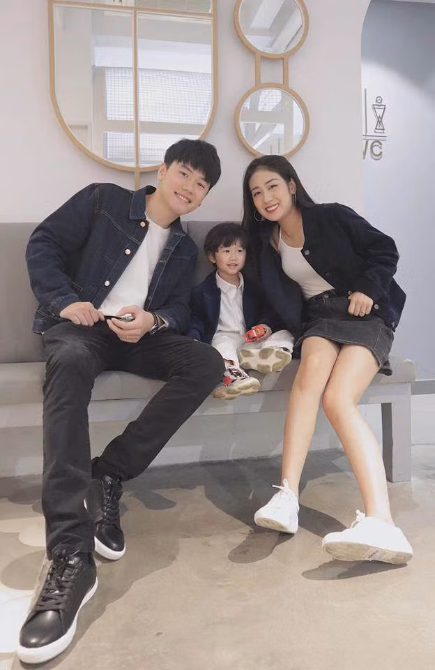 Ngỡ ngàng hội bố mẹ bỉm sữa toàn hotboy, hotgirl ảnh 4 hoi bo me bim sua toan hotboy hotgirl hoi ngo, dan mang lap tuc soi ki diem dac biet - 4