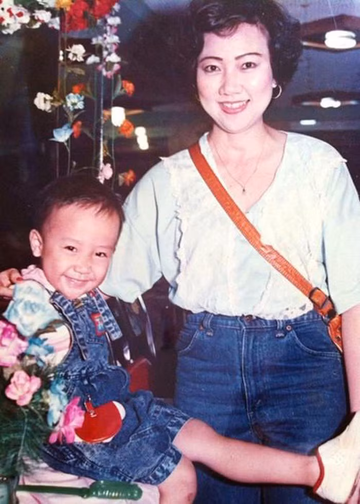 Trấn Thành kém Hari Won 2 tuổi. Hồi nhỏ, anh trông khá kháu khỉnh.