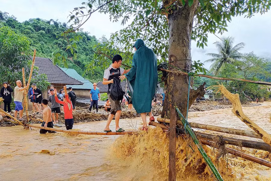 Những gia đình bị lũ cuốn trôi nhà, chính quyền địa phương và lực lượng vũ trang huyện Kỳ Sơn đang nghiên cứu sắp xếp chỗ ở tập trung hoặc làm nhà bạt, nhà tạm để sinh hoạt trong khi chờ xây dựng nhà mới.