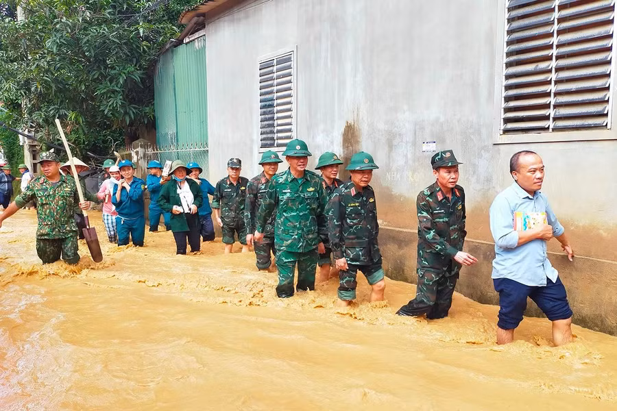 Đoàn công tác của Bộ tư lệnh Quân khu 4 do Thiếu tướng Lê Hồng Nhân - Phó Tư lệnh Quân khu dẫn đầu đi vào 2 bản Sơn Hà và Bình Sơn, xã Tà Cạ đang bị cô lập.