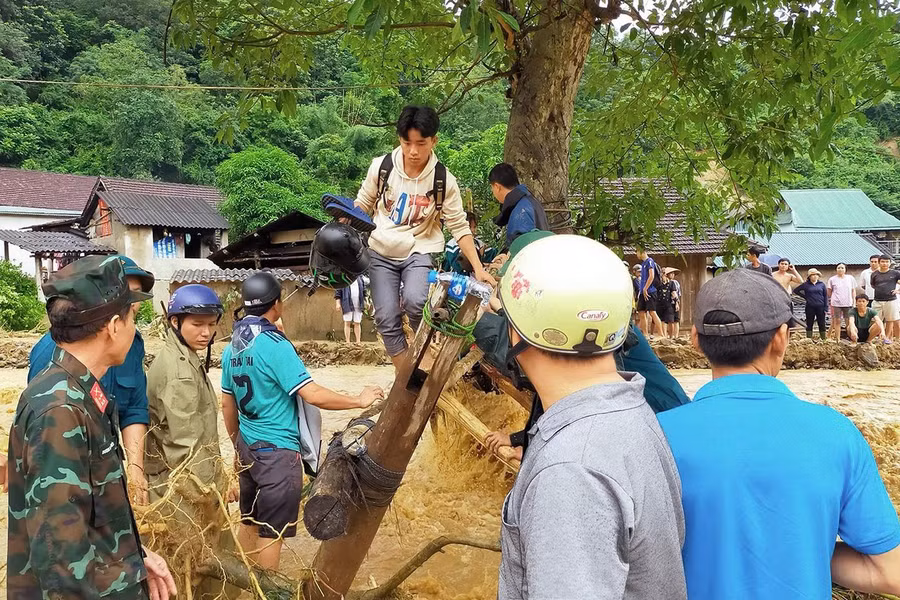 Cũng trong ngày hôm nay, giáo viên và lực lượng chức năng đón gần 60 em học sinh đang bị mắc kẹt ở bản Sơn Hà về Trường THPT Kỳ Sơn để ăn ở, sớm đi học trở lại.