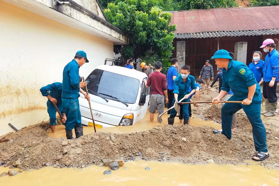 Lũ dữ quét qua, hầu hết tài sản của các gia đình trong bản đều bị cuốn trôi.