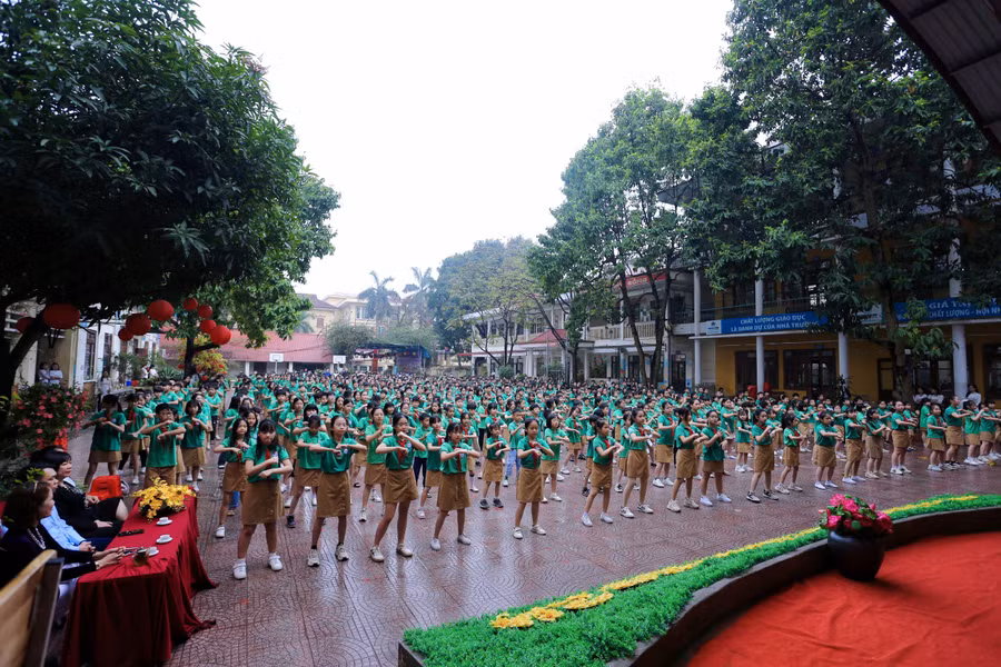 Màn đồng diễn của các em học sinh trường Tiểu học Trưng Vương. Màn đồng diễn của các em học sinh trường Tiểu học Trưng Vương.