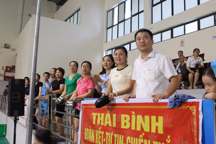 Các VĐV luôn nhận được sự cổ vũ nhiệt tình đến từ thầy cô, gia đình và bạn bè. Các VĐV luôn nhận được sự cổ vũ nhiệt tình đến từ thầy cô, gia đình và bạn bè.