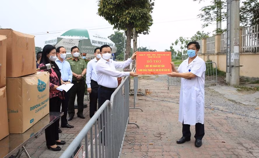 Bí thư Thành ủy Hà Nội Đinh Tiến Dũng thăm và tặng quà Bệnh viên Nhiệt đới Trung ương cơ sở 2.