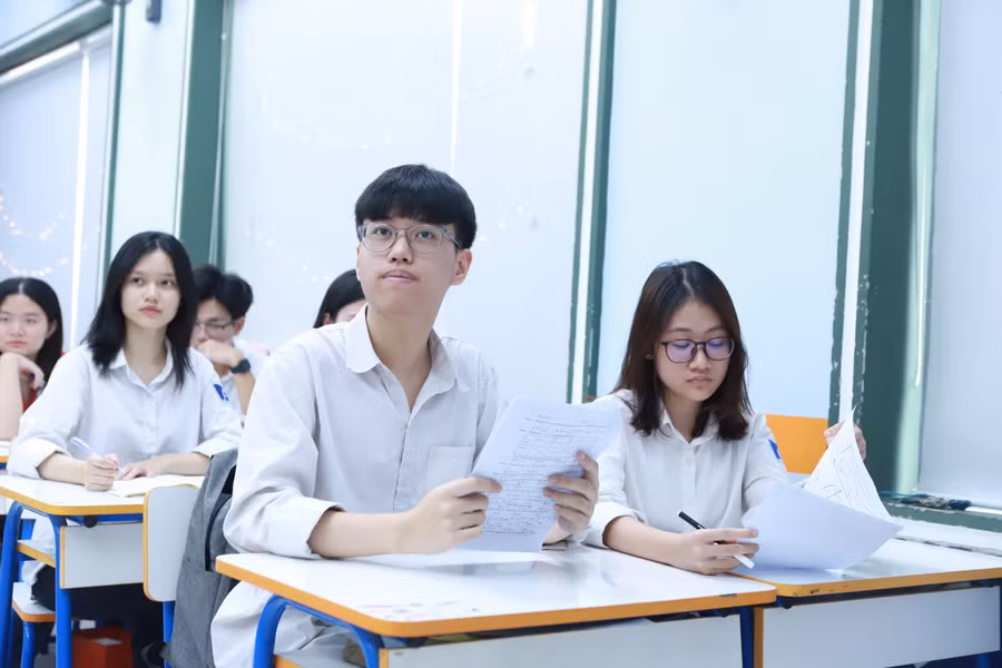 Thí sinh đang tốc lực ôn tập các môn cho kỳ thi tốt nghiệp THPT năm 2024.