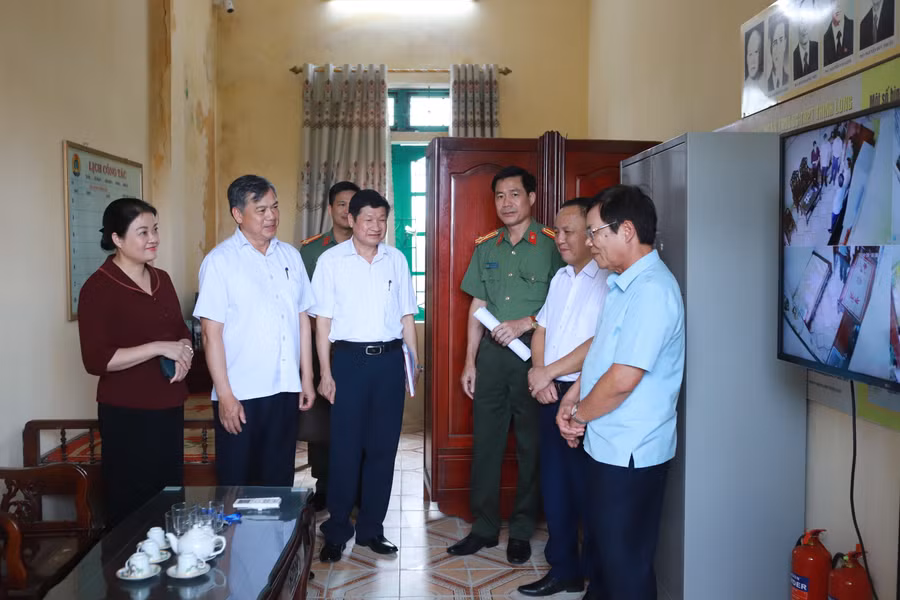 Đoàn kiểm tra công tác đảm bảo an ninh tại Phòng lưu trữ đề thi, bài thi của thí sinh. Ảnh: Đình Tuệ.