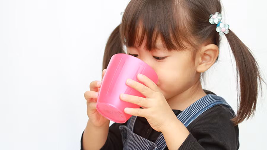 Những chiếc cốc hay chai nước lạ mắt khiến việc uống nước trở nên thú vị. (Ảnh: ITN).