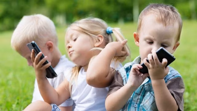 Cho trẻ dùng smartphone quá nhiều làm tăng nguy cơ mắc chứng tăng động-1