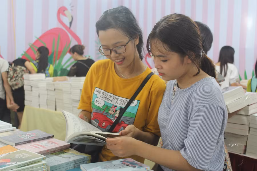 Cần khắc phục những tồn tại để kéo người trẻ trở lại với niềm đam mê đọc sách (Ảnh minh họa)