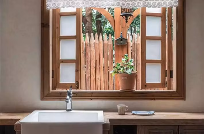 Mẹ đơn thân cùng hai con bỏ phố về quê, tận dụng áo len hỏng cùng gỗ tái chế để cải tạo ngôi nhà cũ thành không gian sống yên bình - Ảnh 16.