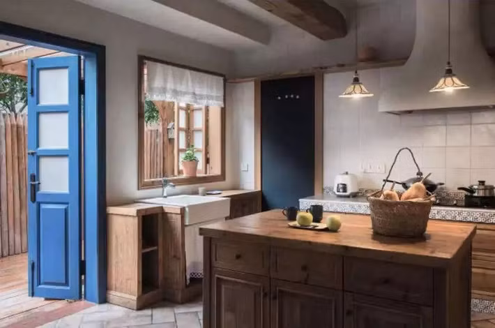 Mẹ đơn thân cùng hai con bỏ phố về quê, tận dụng áo len hỏng cùng gỗ tái chế để cải tạo ngôi nhà cũ thành không gian sống yên bình - Ảnh 15.